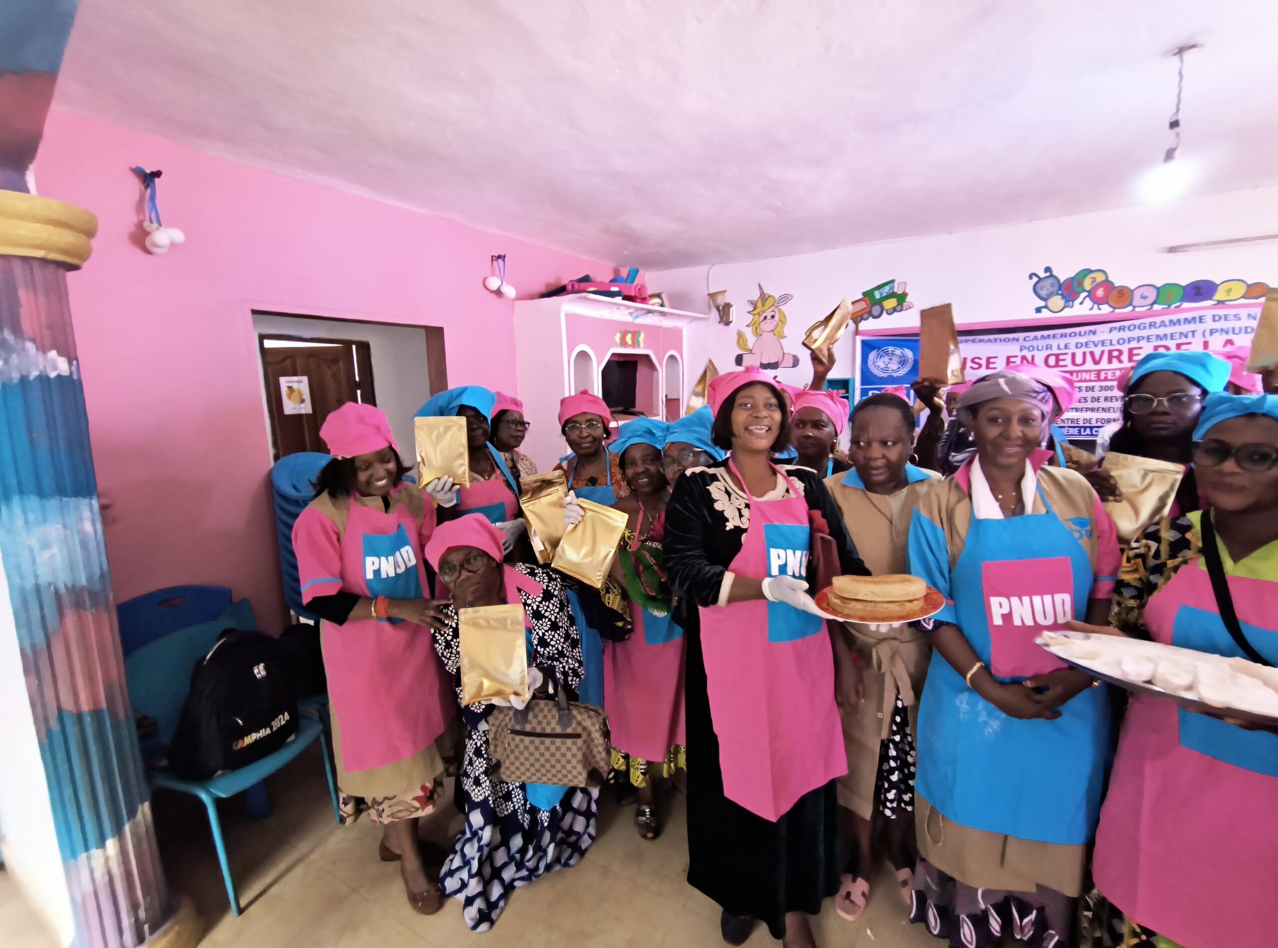 Formation et appuis en équipements de 300 femmes du réseau de la WEFN en transformation des chaines de valeurs agricoles dirigé par chef MEKONGO Maurice sous la supervision de madame le Délégué du MINPROFF Yaoundé 7 portant sur la transformation de la farine de manioc en gâteau de manioc et des tubercules de manioc en chips de manioc.
