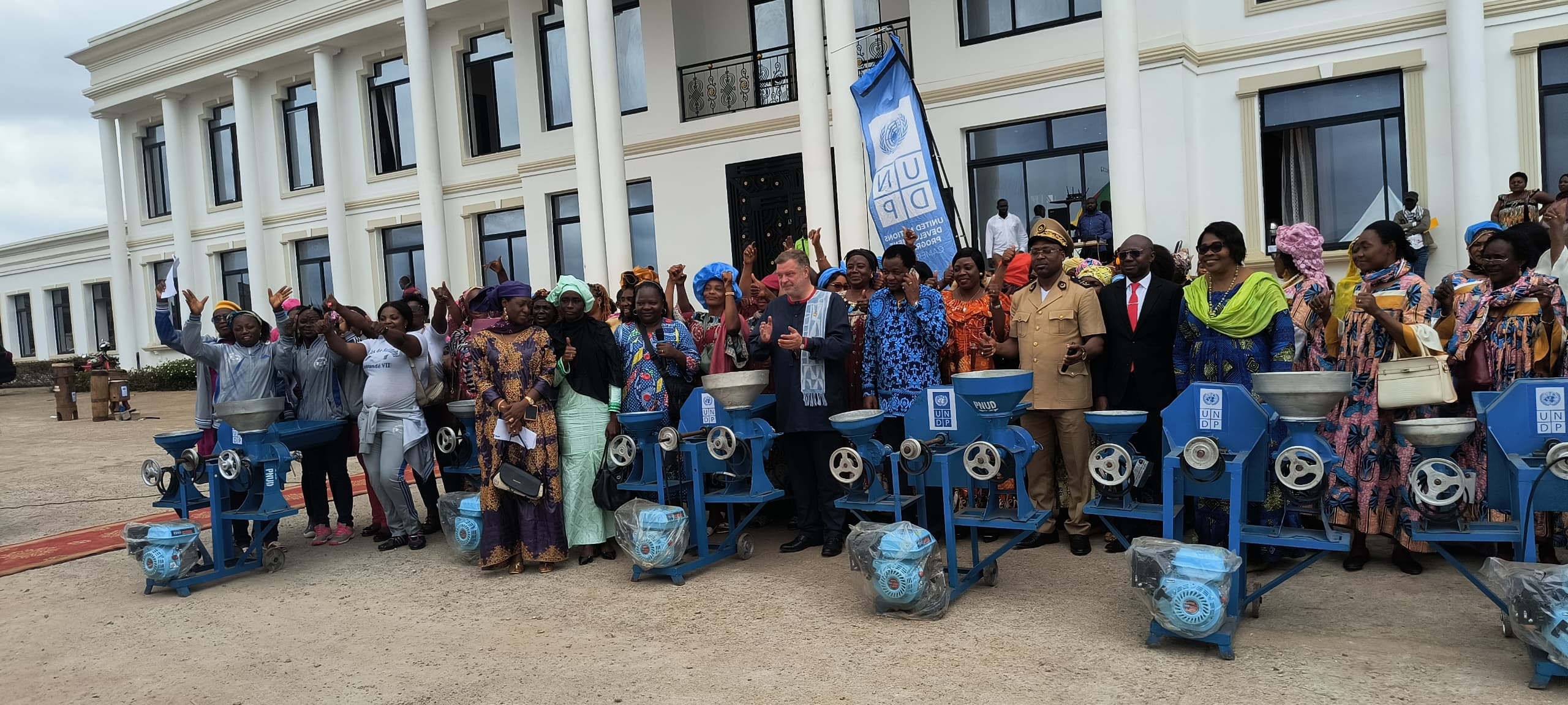 Cérémonie de remise des appuis à 300 femmes rurales du reseau de la Women Entrepreneurship Facilitation Network (WEFN) de la région du centre formées à la transformation des produis agricoles locaux dans le cadre du projet YWEEP2 du PNUD sous la présidence de Madame le Ministre de la Promotion de la Femme et de la Famille le 21 Août 2025 à l&rsquo;esplanade de la Mairie de Yaoundé VII
