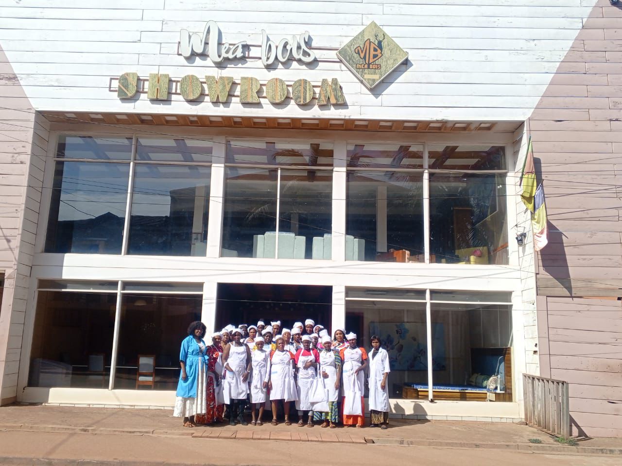 Dans le cadre de la coopération Cameroun – Banque Mondiale, avec le Projet D&rsquo;appui au Développement de l&rsquo;Enseignement Secondaire Croissance et l&rsquo; Emploi ( PADESCE), Le Centre de Formation Professionnelle Pontahh ( CFPP) débute ce jour la formation en renforcement des compétences opérationnelles de 30 membres du Gives a Smiles de Yaoundé – Jouvence dans les métiers de la couture et la fabrication des accessoires de mode .